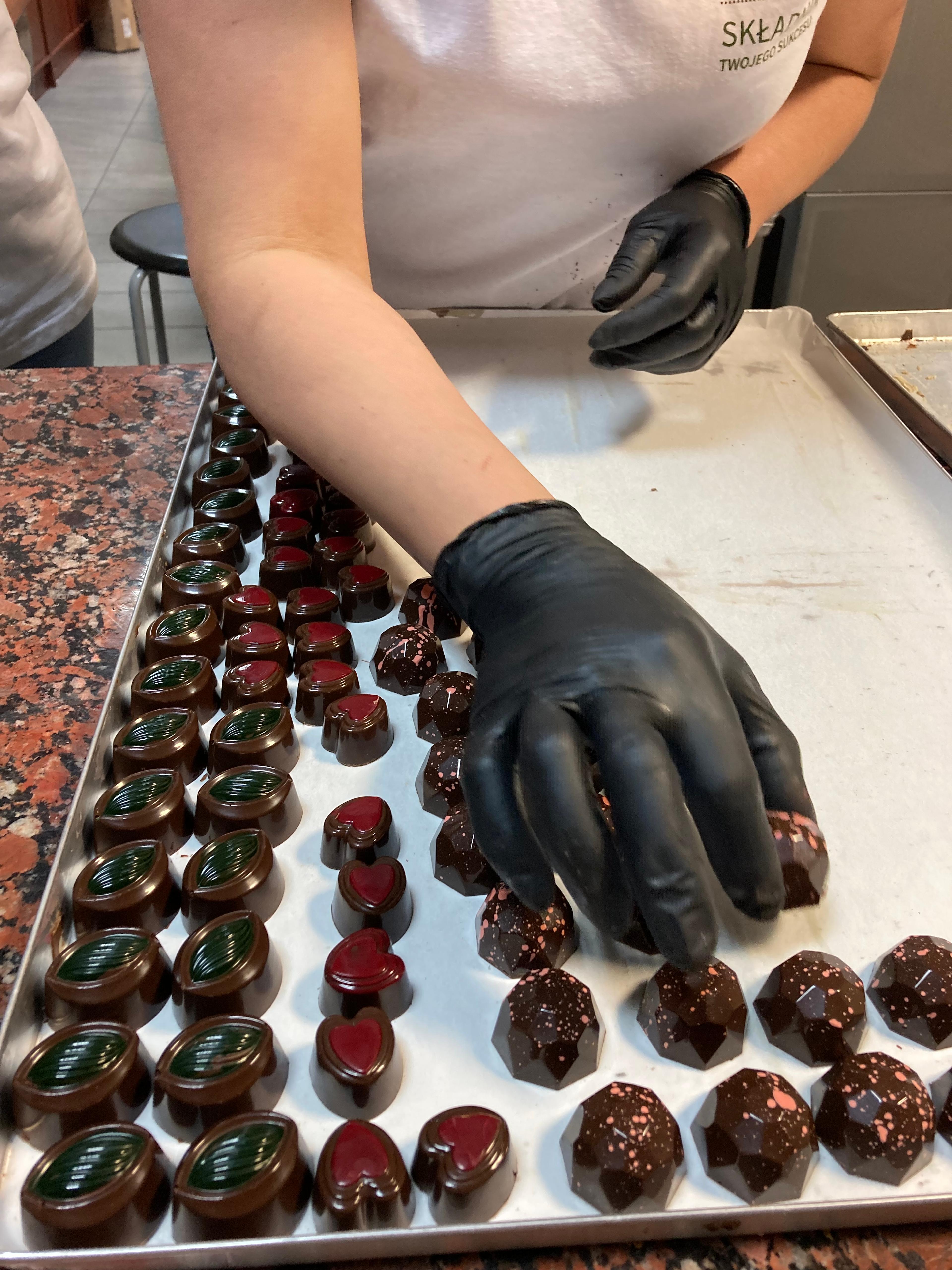 Szkolenie 2023 – Urok czekolady – temperowanie, genaże, praliny i trufle 
